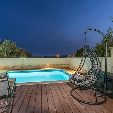Gorgeous In Svfilip I Jakov With Sauna Holiday home Sveti Filip i Jakov